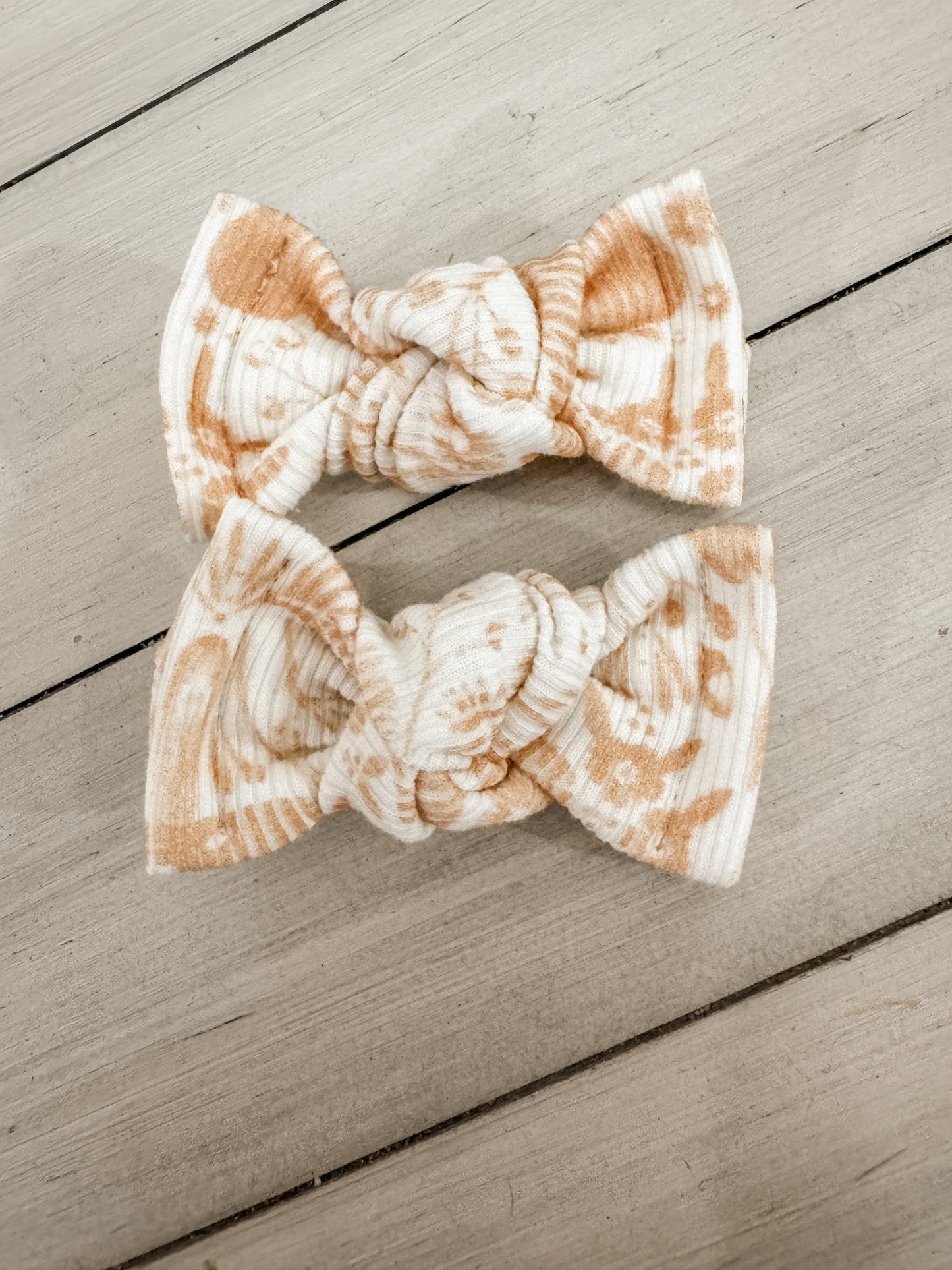 Creamy Fables Ribbed Classic Bow Clip